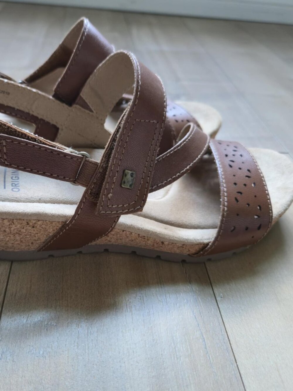 Earth Origins Brown Leather Comfort Wedge Sandals Slingback Cutout Womens EUC